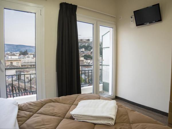 Pella Inn Hostel : photo 1 de la chambre chambre double avec salle de bains et balcon