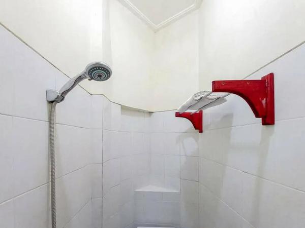 Graha Ara Homestay Syariah RSUD Dr Soetomo Surabaya Mitra RedDoorz : photo 7 de la chambre chambre double Économique