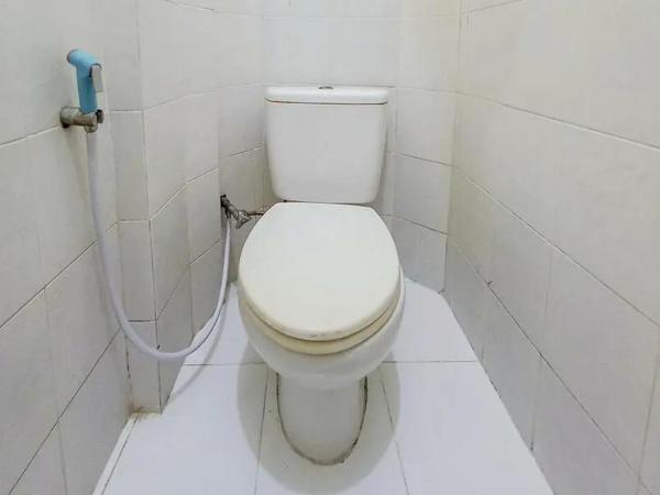 Graha Ara Homestay Syariah RSUD Dr Soetomo Surabaya Mitra RedDoorz : photo 8 de la chambre chambre double Économique