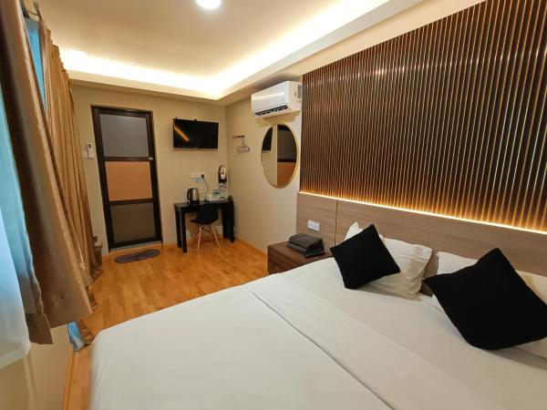 Tc theme park Guest house : photo 1 de la chambre chambre lit king-size avec balcon