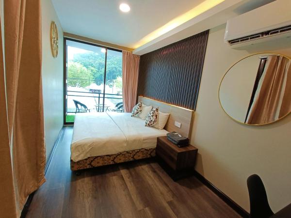 Tc theme park Guest house : photo 4 de la chambre chambre lit king-size - vue sur montagne