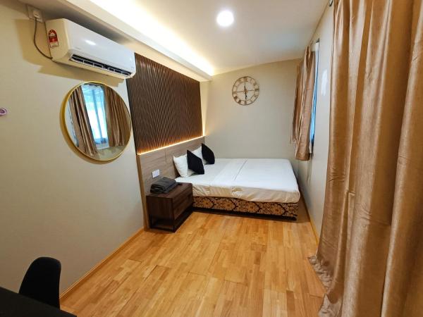 Tc theme park Guest house : photo 3 de la chambre chambre lit king-size avec balcon