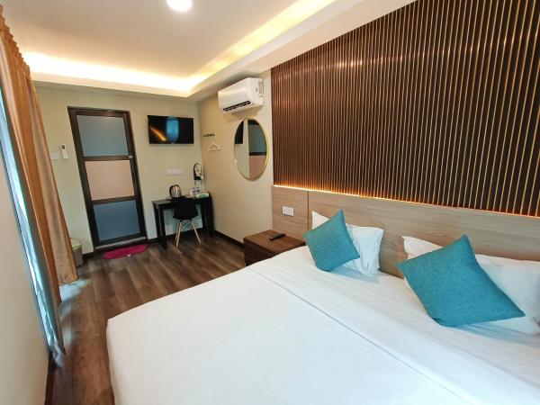 Tc theme park Guest house : photo 4 de la chambre chambre lit king-size avec balcon