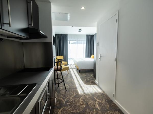 Le Barracuda & Spa, Centre Port, pieds dans l'eau, vue mer : photo 4 de la chambre chambre classique avec balcon - vue partielle sur le bassin