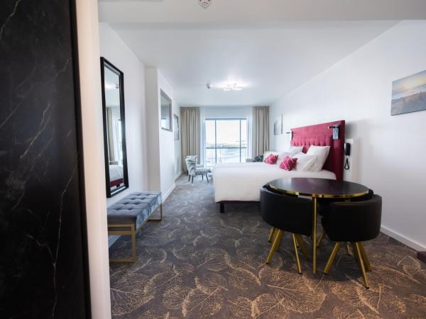 Le Barracuda & Spa, Centre Port, pieds dans l'eau, vue mer : photo 2 de la chambre chambre privilège avec balcon et accès spa - vue sur la marina et la mer