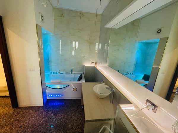 Vitti's Home Verona : photo 4 de la chambre suite avec baignoire spa