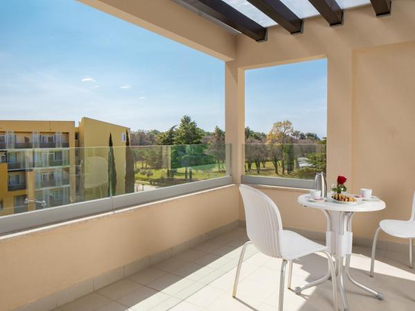 Residence Garden Istra Plava Laguna : photo 2 de la chambre chambre premium avec balcon - côté piscine