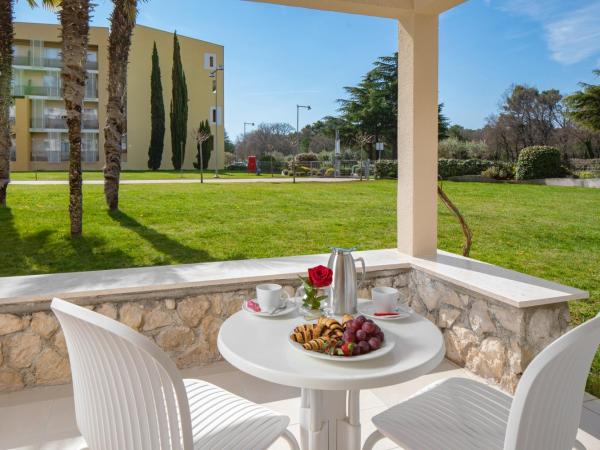 Residence Garden Istra Plava Laguna : photo 1 de la chambre chambre familiale supérieure avec balcon - côté piscine