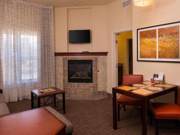 Residence Inn by Marriott Albuquerque Airport : photo 2 de la chambre suite lit king-size 1 chambre avec canapé-lit et cheminée