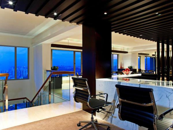 The Westin Hyderabad Mindspace : photo 5 de la chambre lounge access, balcony, 2 twin/single beds