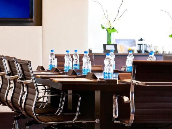 The Westin Hyderabad Mindspace : photo 9 de la chambre lounge access, balcony, 2 twin/single beds