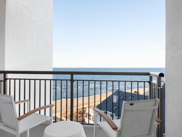 Delta Hotels by Marriott Virginia Beach Waterfront : photo 5 de la chambre suite lit king-size avec canapé-lit et balcon - vue partielle sur baie