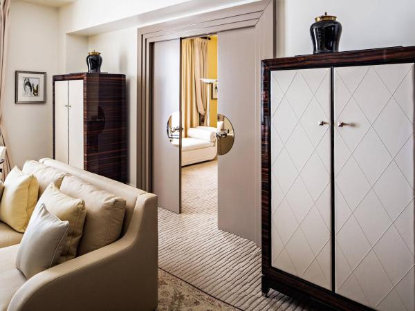 Prince de Galles, un hôtel Luxury Collection, Paris : photo 1 de la chambre suite 1 chambre lit king-size macassar avec terrasse 