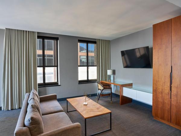 Renaissance Saint Elm Dallas Downtown Hotel : photo 10 de la chambre suite junior lit king-size avec canapé-lit
