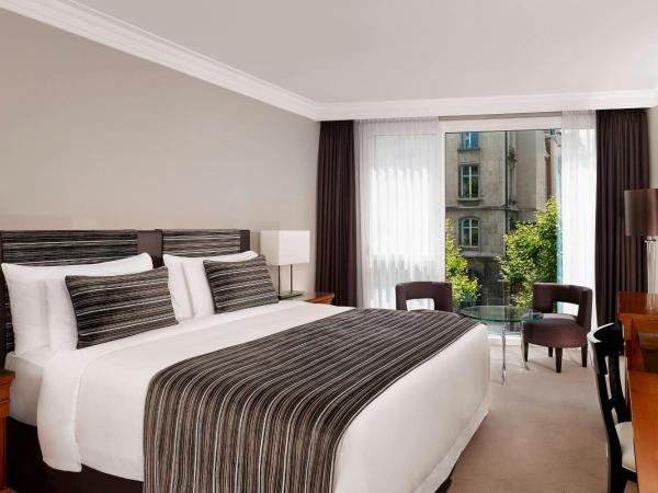 Hotel President Wilson, a Luxury Collection Hotel, Geneva : photo 1 de la chambre chambre lit king-size ou lits jumeaux - vue sur ville