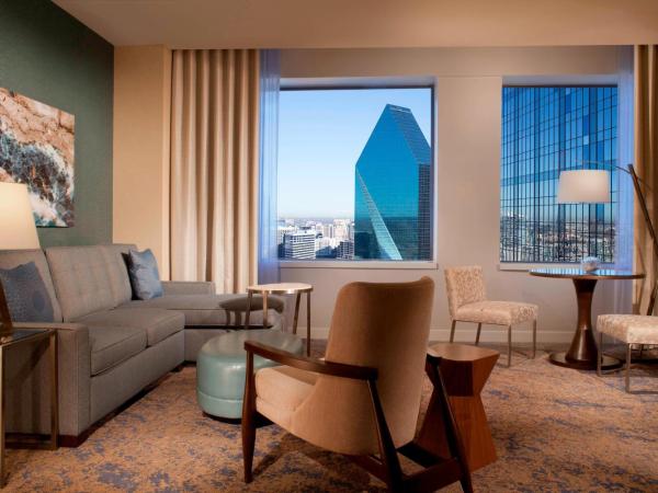 The Westin Dallas Downtown : photo 5 de la chambre suite d'angle lit king-size - vue sur ville