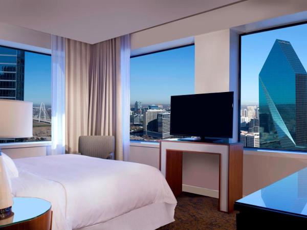 The Westin Dallas Downtown : photo 6 de la chambre suite d'angle lit king-size - vue sur ville