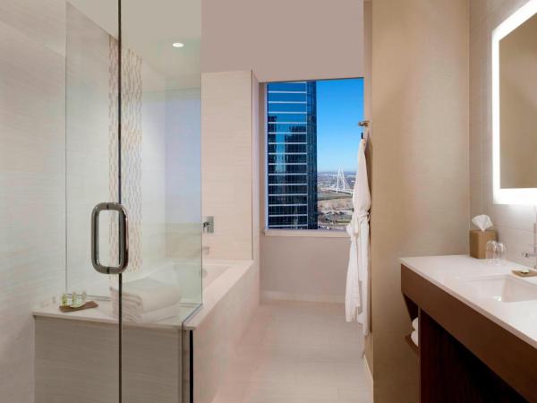 The Westin Dallas Downtown : photo 7 de la chambre suite d'angle lit king-size - vue sur ville