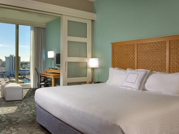 Courtyard by Marriott Fort Lauderdale Beach : photo 2 de la chambre suite lit king-size 1 chambre - vue sur l'eau