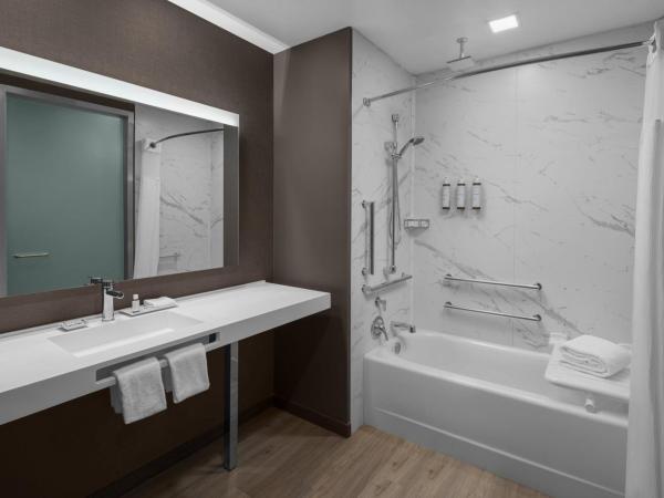 AC Hotel by Marriott Charlotte Ballantyne : photo 5 de la chambre chambre lit king-size - vue sur ville