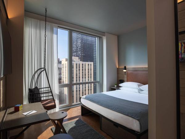 Moxy NYC Downtown : photo 1 de la chambre chambre lit king-size - vue sur ville