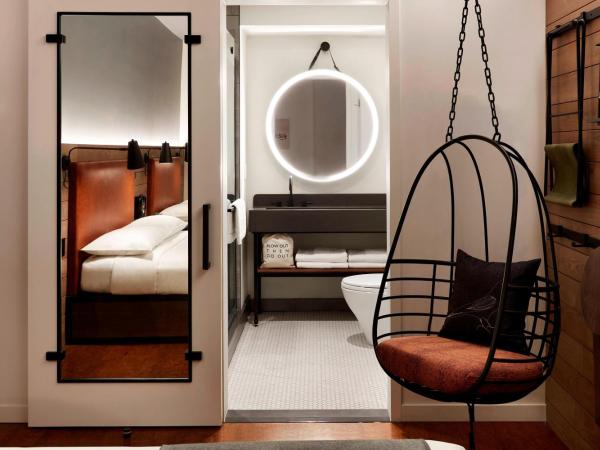 Moxy NYC Downtown : photo 2 de la chambre chambre 2 lits queen-size avec vue sur la ville