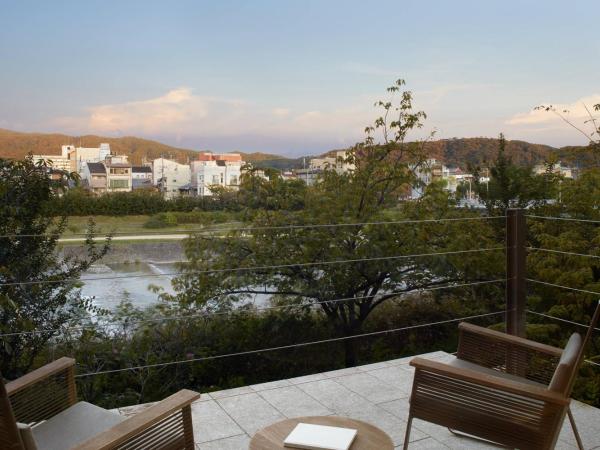 The Ritz-Carlton Kyoto : photo 3 de la chambre grande suite kamogawa avec 1 chambre 2 lits doubles - vue sur rivière