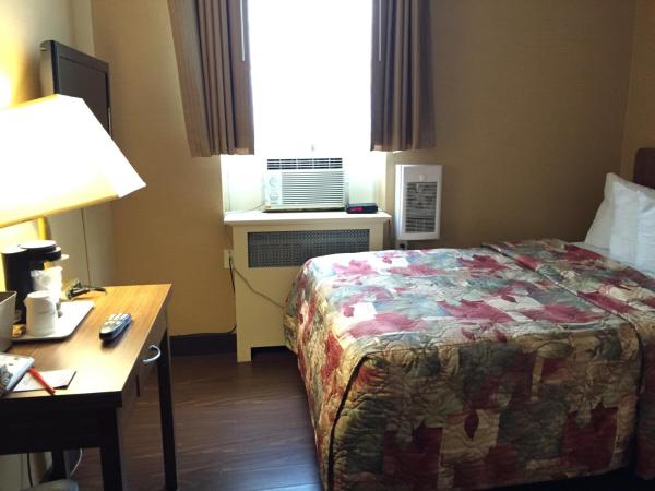 Howard Johnson by Wyndham Toronto Downtown West : photo 3 de la chambre chambre double - fumeurs