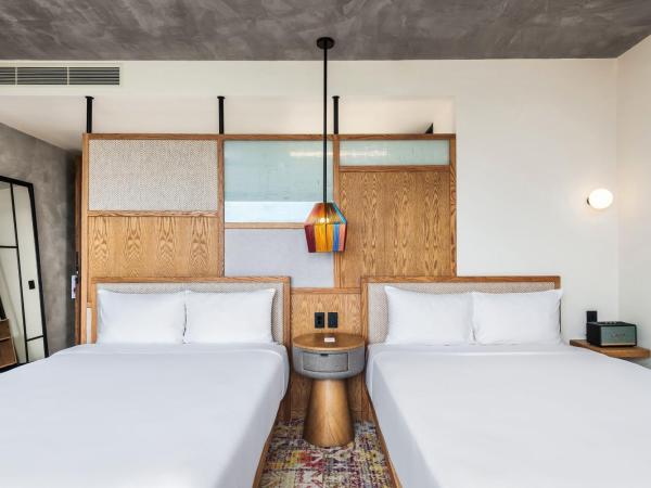 Aloft Tulum : photo 1 de la chambre chambre double avec 2 lits doubles - vue sur ville