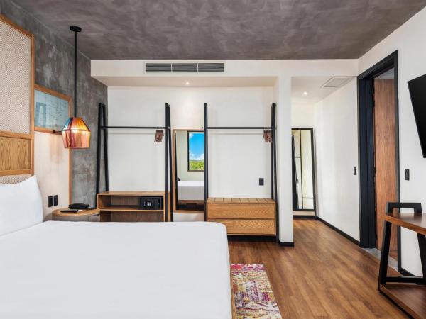 Aloft Tulum : photo 1 de la chambre suite 1 chambre lit king-size avec canapé-lit - vue sur jungle