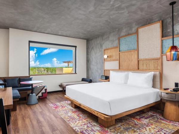 Aloft Tulum : photo 2 de la chambre suite 1 chambre lit king-size avec canapé-lit - vue sur jungle