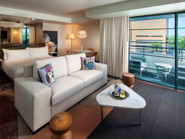 SLS Hotel, a Luxury Collection Hotel, Beverly Hills : photo 2 de la chambre suite lit king-size avec balcon
