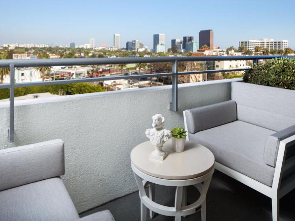 SLS Hotel, a Luxury Collection Hotel, Beverly Hills : photo 4 de la chambre suite lit king-size avec balcon