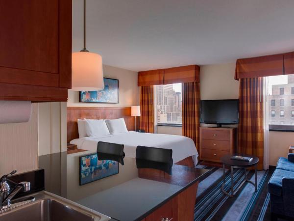 Residence Inn by Marriott New York Manhattan/Times Square : photo 5 de la chambre studio lit king-size d'angle avec canapé-lit - vue sur ville