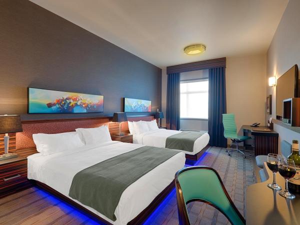 Hotel Clique Calgary Airport : photo 3 de la chambre chambre avec 2 grands lits queen-size 