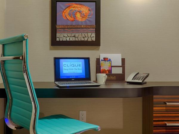 Hotel Clique Calgary Airport : photo 6 de la chambre chambre avec 2 grands lits queen-size 