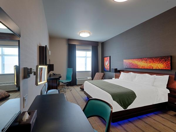 Hotel Clique Calgary Airport : photo 2 de la chambre chambre lit king-size deluxe
