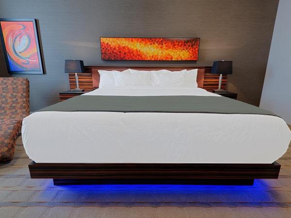 Hotel Clique Calgary Airport : photo 1 de la chambre chambre lit king-size deluxe