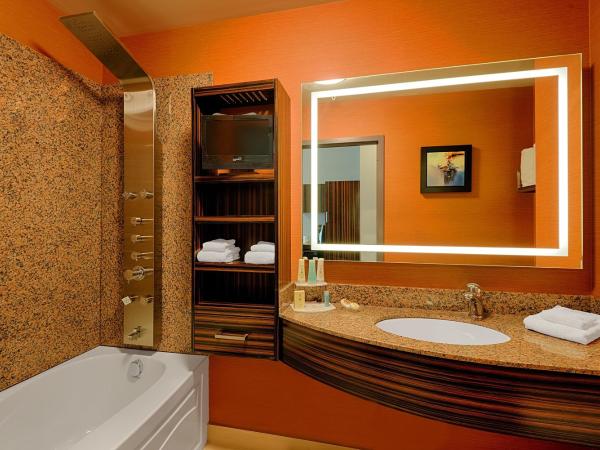 Hotel Clique Calgary Airport : photo 5 de la chambre chambre avec 2 grands lits queen-size 
