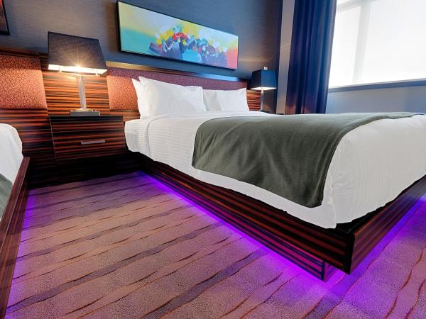 Hotel Clique Calgary Airport : photo 4 de la chambre chambre avec 2 grands lits queen-size 