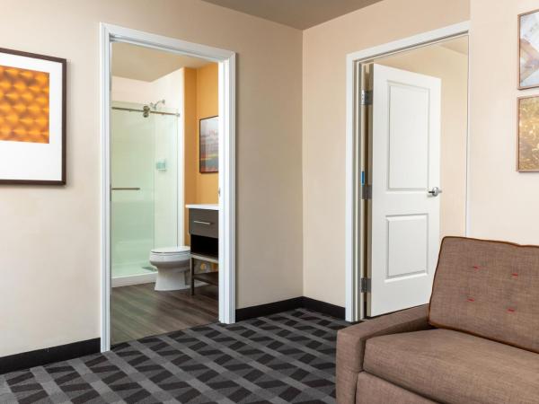 TownePlace Suites By Marriott Las Vegas Stadium District : photo 10 de la chambre suite 1 chambre lit queen-size avec canapé-lit