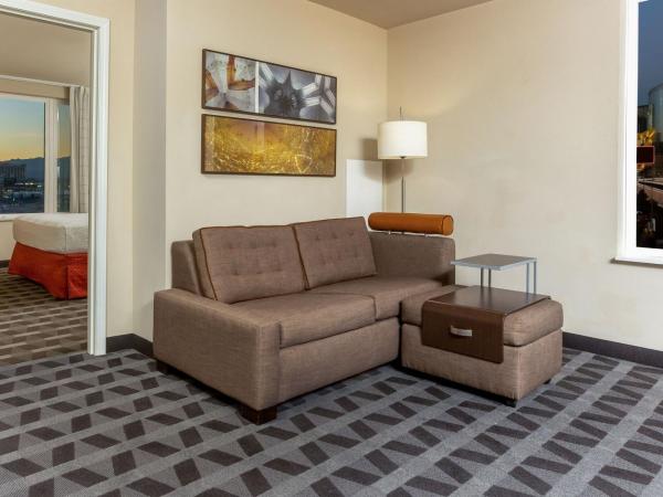 TownePlace Suites By Marriott Las Vegas Stadium District : photo 1 de la chambre suite 1 chambre lit queen-size avec canapé-lit