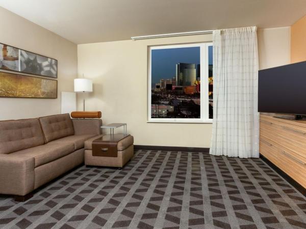 TownePlace Suites By Marriott Las Vegas Stadium District : photo 2 de la chambre suite 1 chambre lit queen-size avec canapé-lit