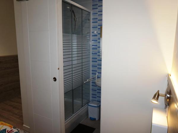 MuchoMadrid : photo 1 de la chambre chambre lits jumeaux avec salle de bains
