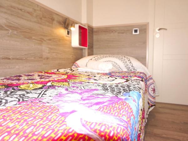 MuchoMadrid : photo 2 de la chambre  lit dans dortoir mixte de 2 lits avec salle de bains commune