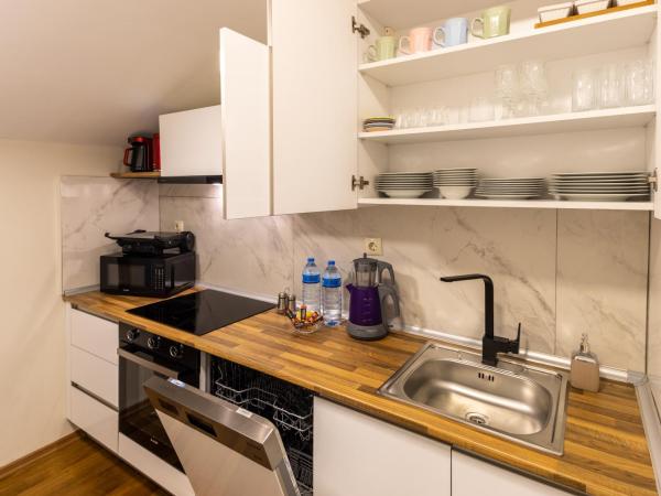 BayMari Suites Plus Florya : photo 6 de la chambre appartement 3 chambres de luxe avec terrasse - vue sur piscine