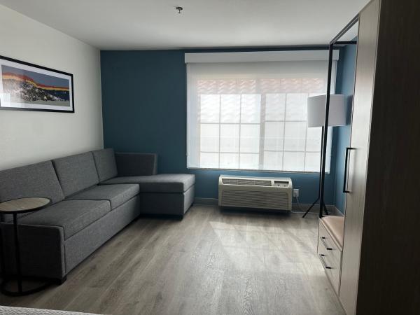 La Quinta by Wyndham Albuquerque Midtown NEWLY RENOVATED : photo 2 de la chambre suite 1 chambre lit king-size - non-fumeurs