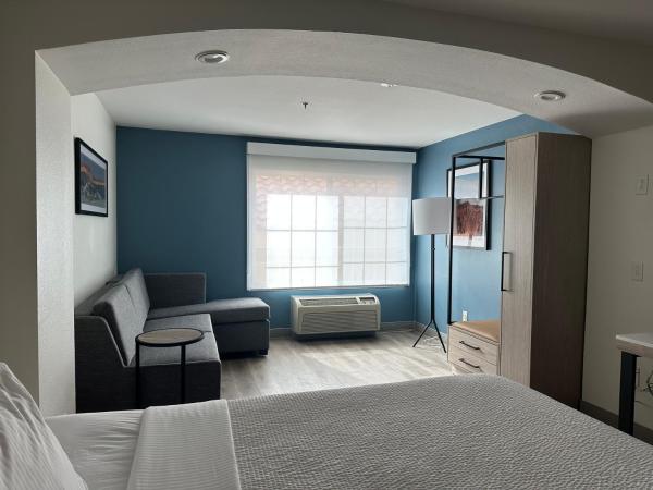 La Quinta by Wyndham Albuquerque Midtown NEWLY RENOVATED : photo 3 de la chambre suite 1 chambre lit king-size - non-fumeurs