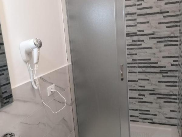 Roby's Rooms : photo 5 de la chambre chambre double avec salle de bains privative