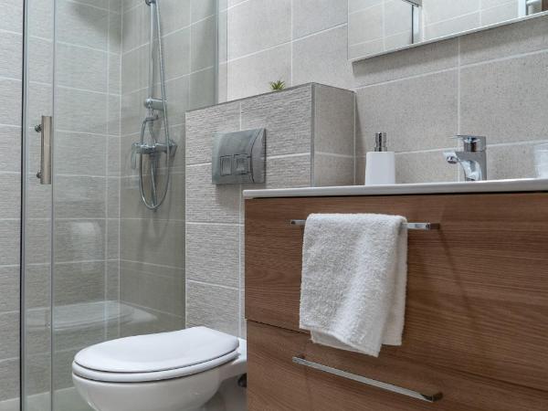 Rózsa Étterem & Panzió : photo 5 de la chambre chambre triple avec terrasse